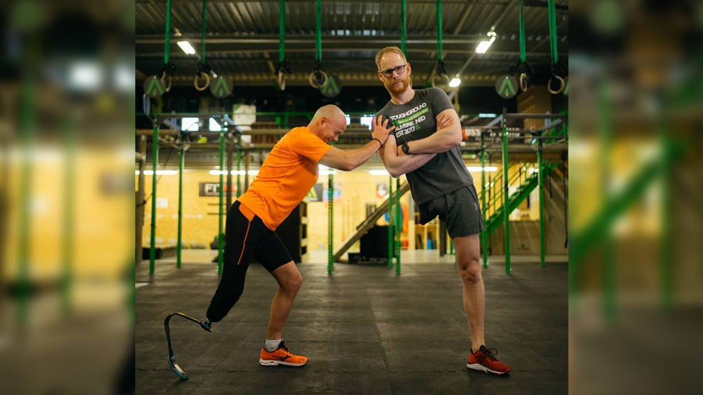 Alphenaar loopt met één been halve marathon op de Chinese Muur Studio